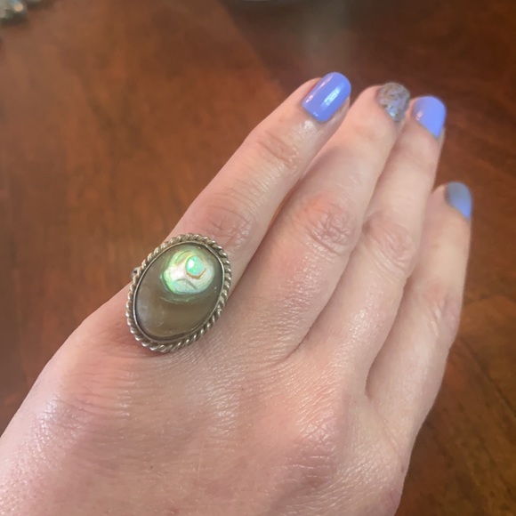Gorgeous! Vintage Navajo Silver & Abalone Ring - Picture 4 of 9